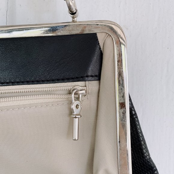 VINTAGE BURBERRY BLACK LEATHER TEXTURED SHOULDER CLUTCH - Picture 6 of 8